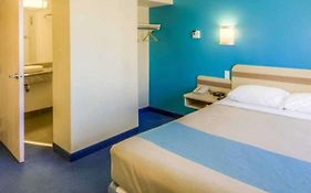 Super 8 By Wyndham Estevan